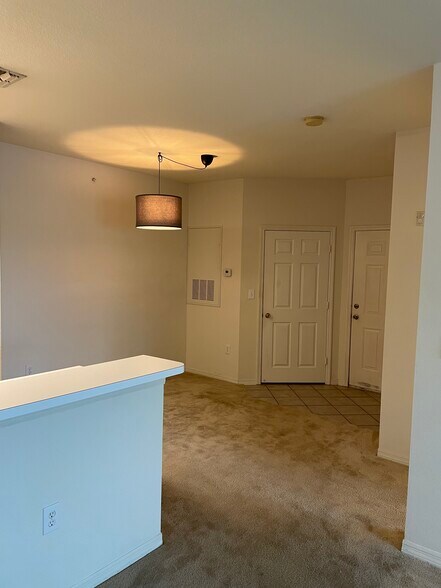 Building Photo - 5455 Vineland Rd