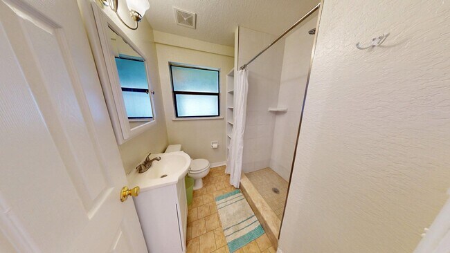 Building Photo - Great 2 bedrooms and 1 bathrooms Beach House