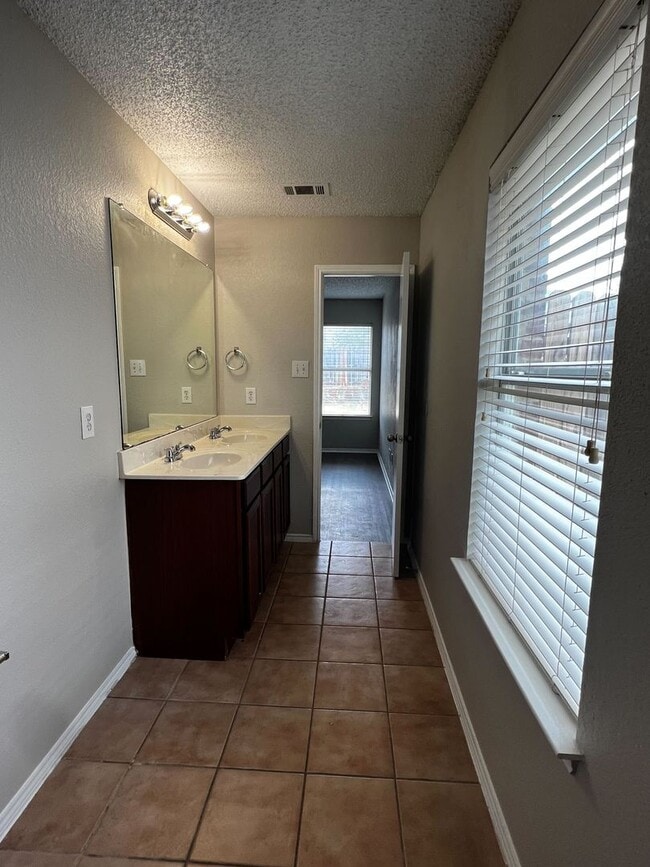Building Photo - 1601 Hedgewood Trail