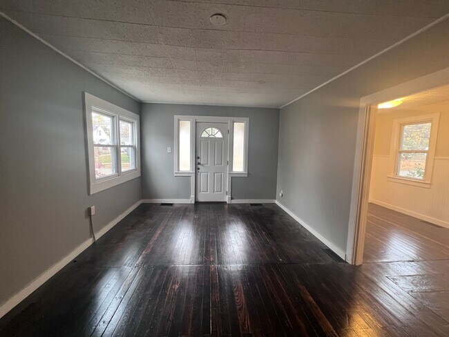Building Photo - Adorable 2 bedroom with a bonus room!