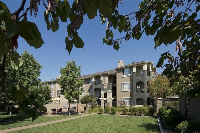 Building Photo - 5100 Vista Grande Dr