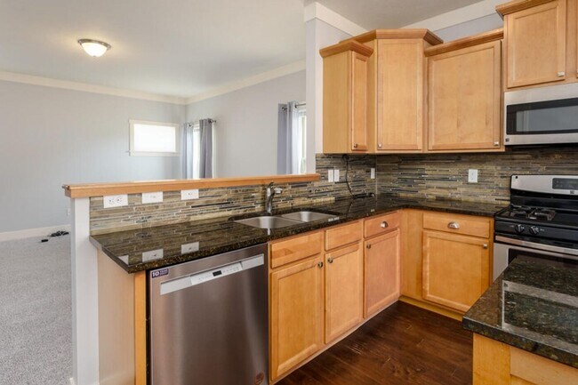 Building Photo - 4 Bedroom Home in Applegate Trails