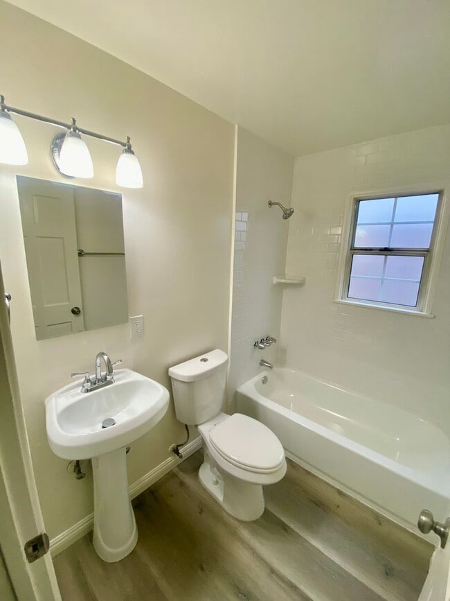 Building Photo - 3-Bed, 1-Bath Home, + Bonus Room/Office .....