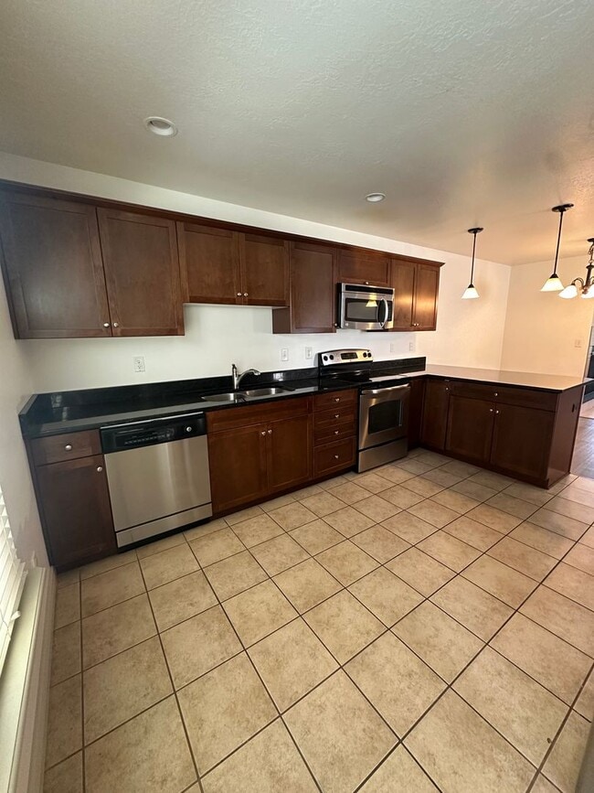 Building Photo - GET $1000 OFF THE FIRST MONTHS RENT!!!