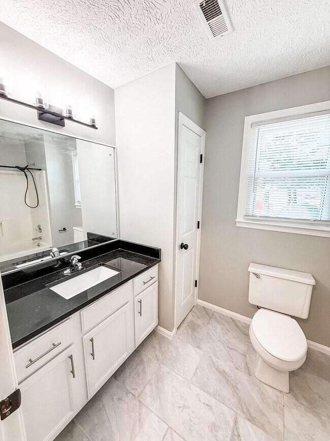 Building Photo - Charming Cape Cod in Halls