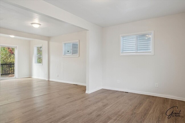 Building Photo - $1200 2 bedroom large home