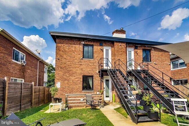 Building Photo - 213 Hawaii Ave NE