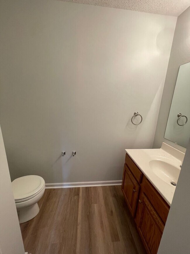 Building Photo - Spacious End Unit Towhouse in Desirable Liberty Square!