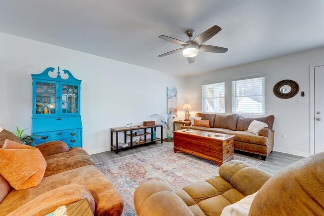 Building Photo - 358 Shady Bluff Dr