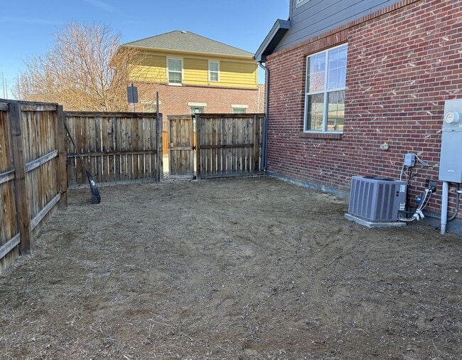 Building Photo - Available now 3bd 3.5 ba .Town home for rent located near Buckley AFB between Smokey hill and Qui...