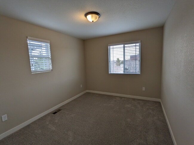 Building Photo - Luxury Open Concept Townhome in Quiet Littleton Neighborhood Complete with Mountain Views!