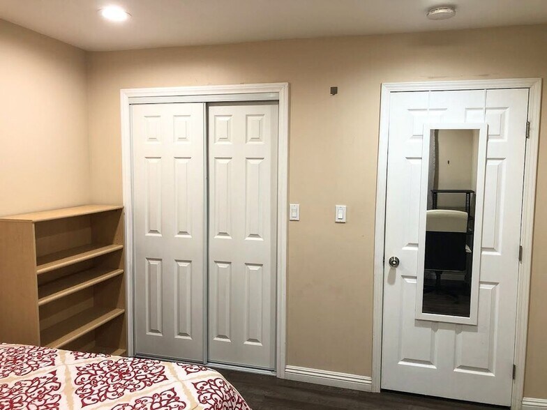 Building Photo - 1299 W 37th Dr