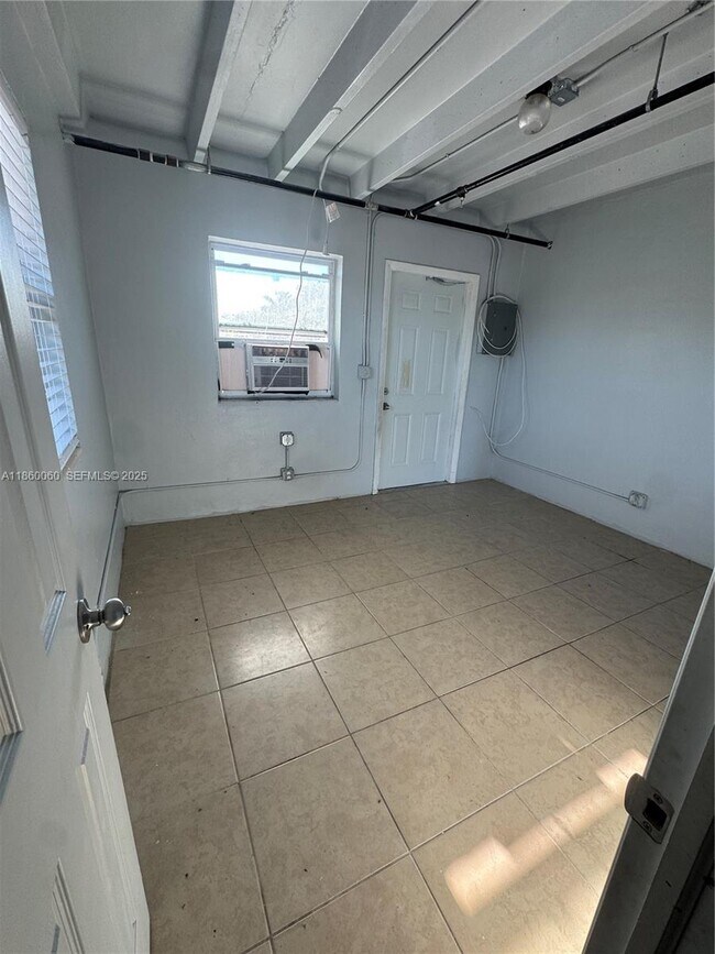 Building Photo - 354 Rardin Ave