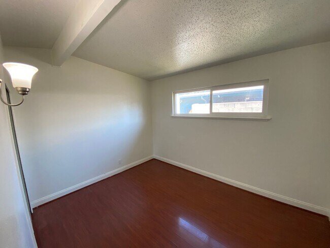 Building Photo - Recently Remodeled 3 bed 2 bath home in La...