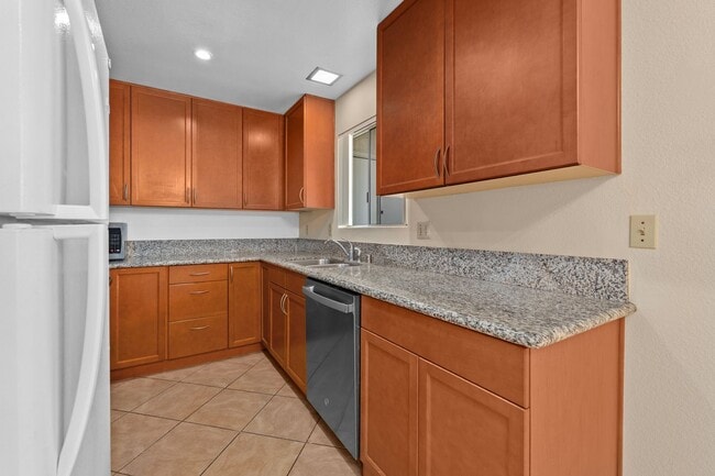 Building Photo - Spacious 3-Bedroom Townhome Near UCSD & UT...