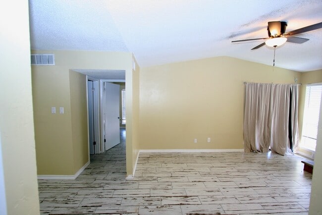 Building Photo - 17331 Red Oak Dr