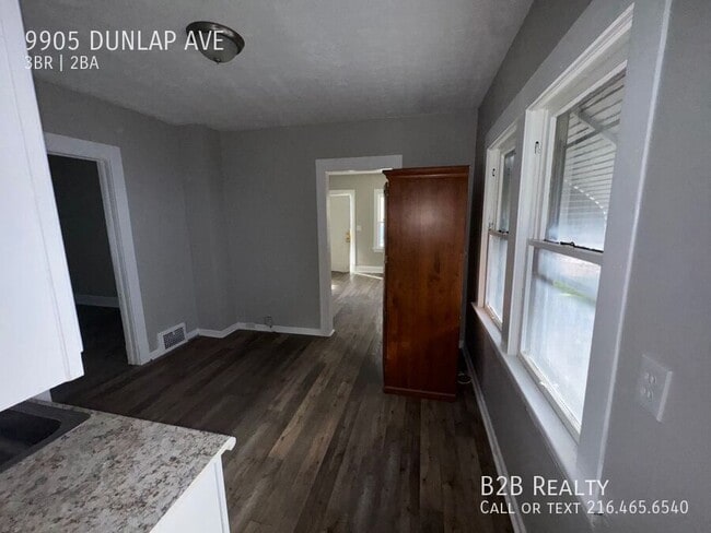 Building Photo - 9905 Dunlap Ave