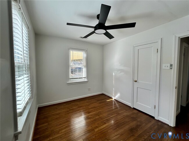 Building Photo - 910 Forest View Dr