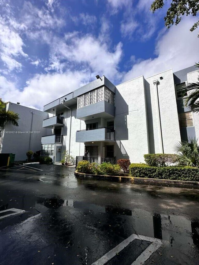 Building Photo - 2498 SW 17th Ave