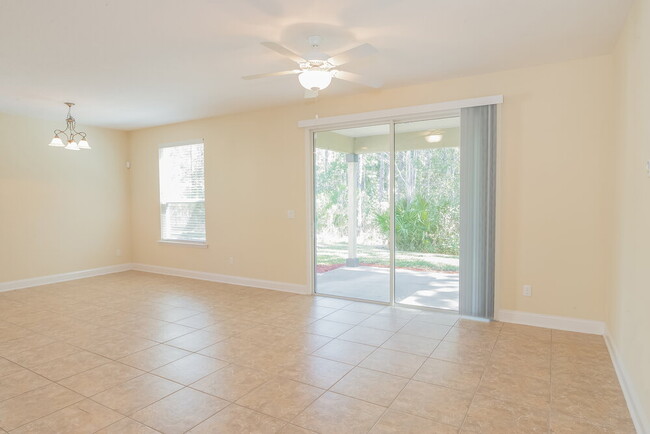 Building Photo - 878 S Lilac Loop