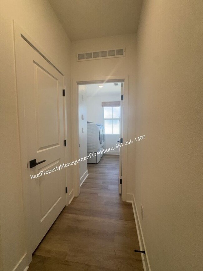 Building Photo - Modern Spacious 3 + 3 + Flex room