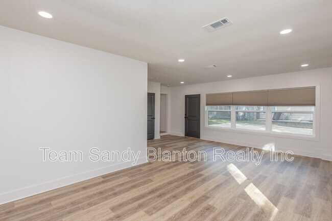 Building Photo - 2540 Hallmark Dr