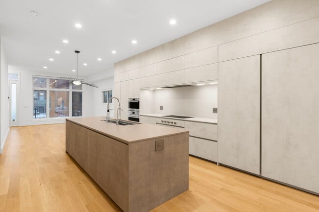 Building Photo - 1618 W Pierce Ave