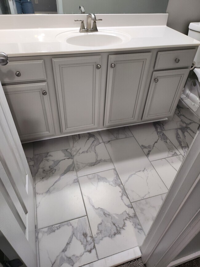 Bathroom - 5033 Lower Elm St