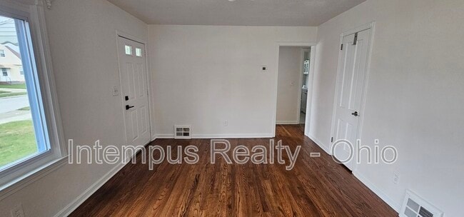 Building Photo - 360 E 326th St