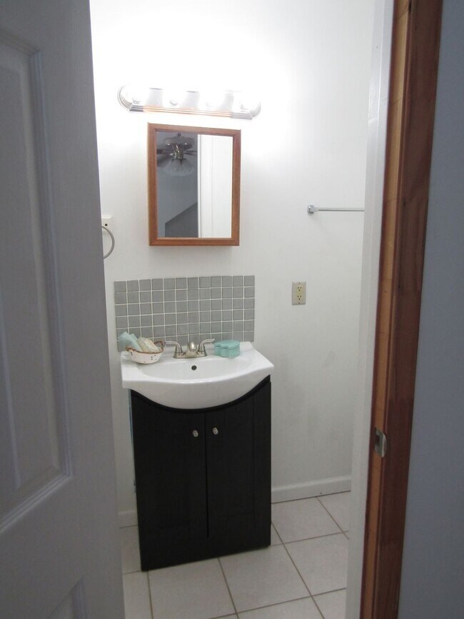Building Photo - Gorgeous, Completely renovated 3 bedroom