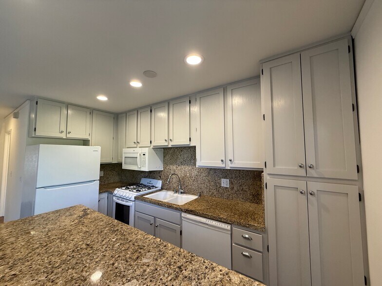 Kitchen with all appliances and recessed lights - 10330 Riverside Dr