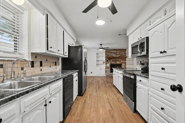 Building Photo - 3407 Tipps Dr