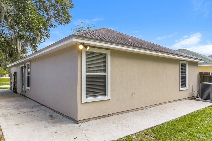 Building Photo - 3030 Caroline Crest Dr E