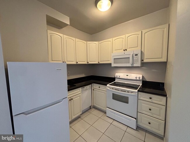 Building Photo - 600 Keefer Pl NW