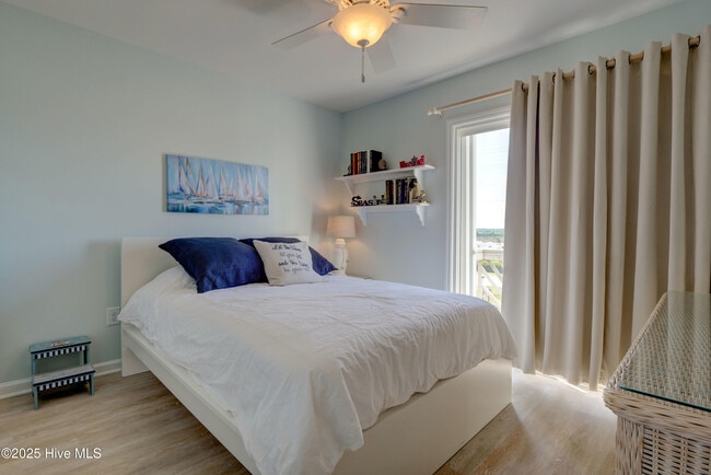 Building Photo - 3946 Island Dr