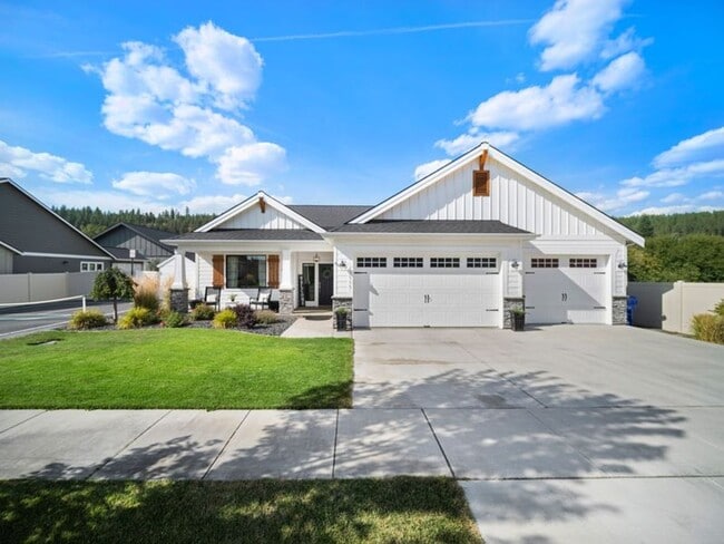 Primary Photo - Fully Furnished Luxury 3-Bed, 2-Bath Home ...