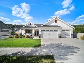 Building Photo - Fully Furnished Luxury 3-Bed, 2-Bath Home ...