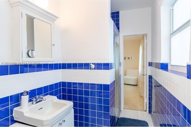 Building Photo - 1123 Bay Dr