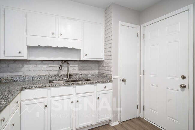 Building Photo - 5114 Beacon Dr