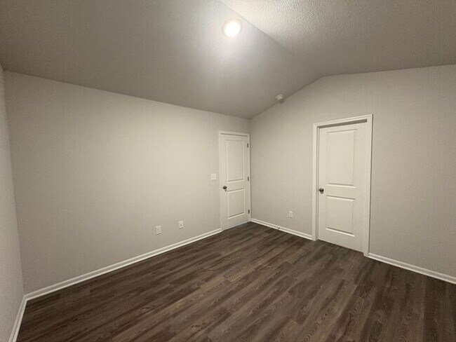 Building Photo - Charming 4-Bedroom Home with Spacious Livi...