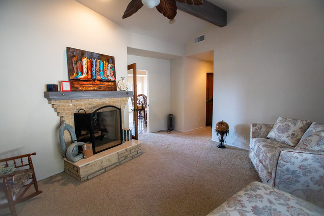 Building Photo - Janin Acers - Pool - Pet Friendly - FURNISHED