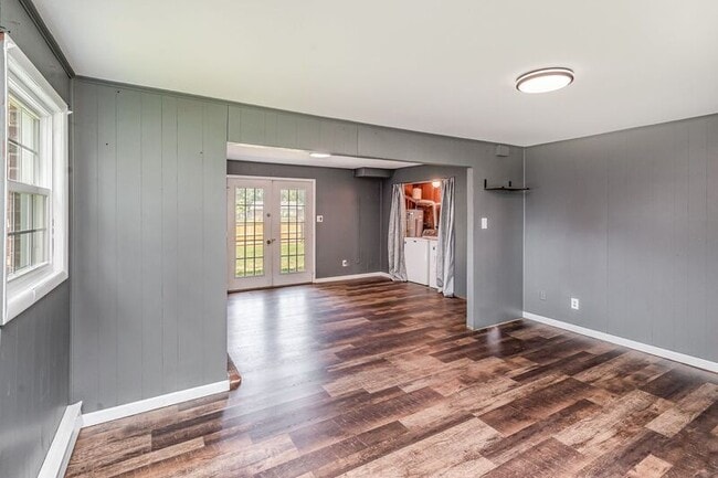 Building Photo - 411 Deerwood Dr