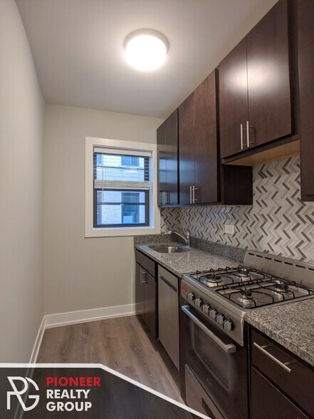 Building Photo - 440 W Belden Ave