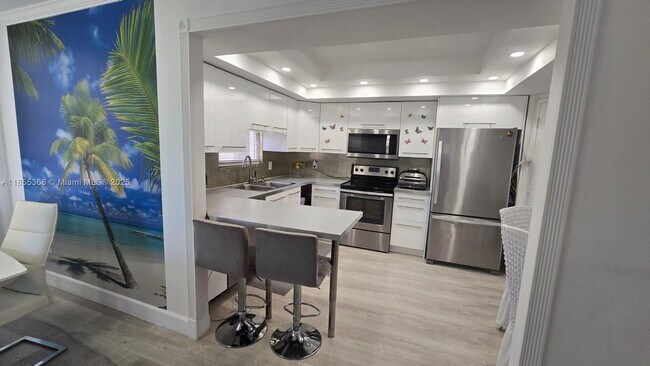 Building Photo - 1301 NE Miami Gardens Dr