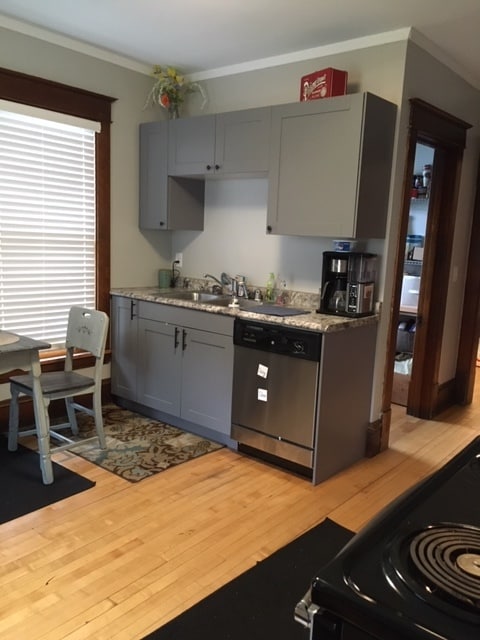 kitchen - 247 Winifred St W