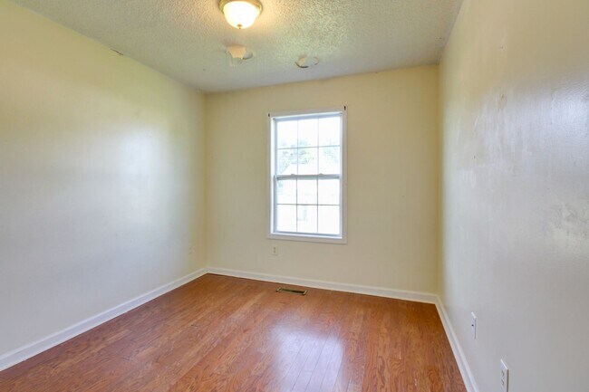 Building Photo - Close to Post!
