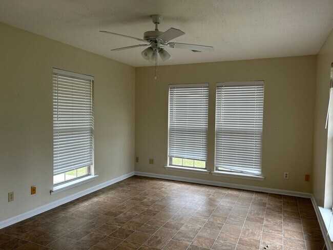 Building Photo - 912 Mandarin Dr