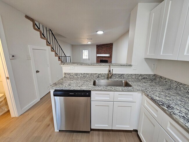 Building Photo - Recently rehabbed. Available now