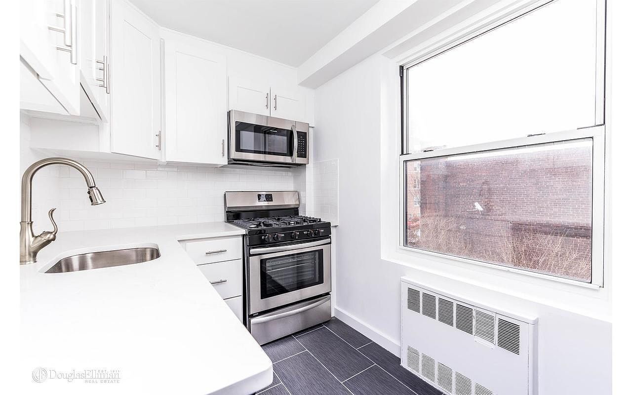 Building Photo - 35-50 85th St