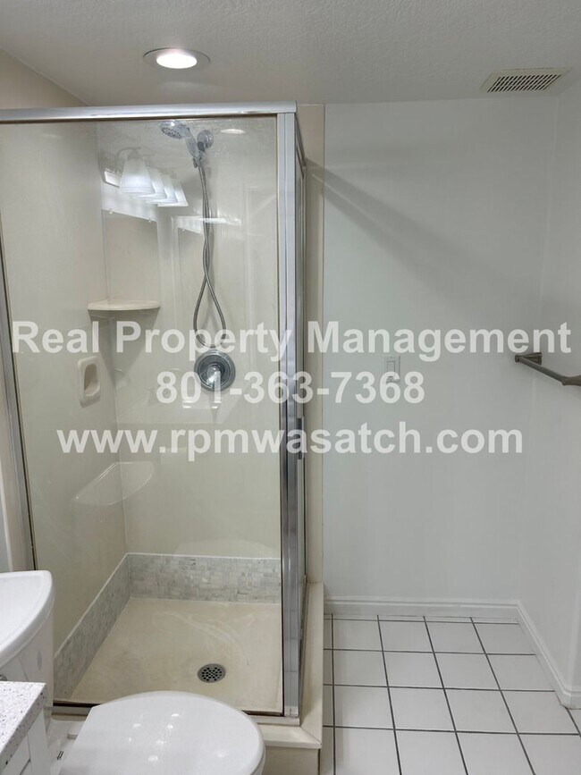 Building Photo - Don't miss out on this gorgeous and spacious basement apartment. It will go fast!!